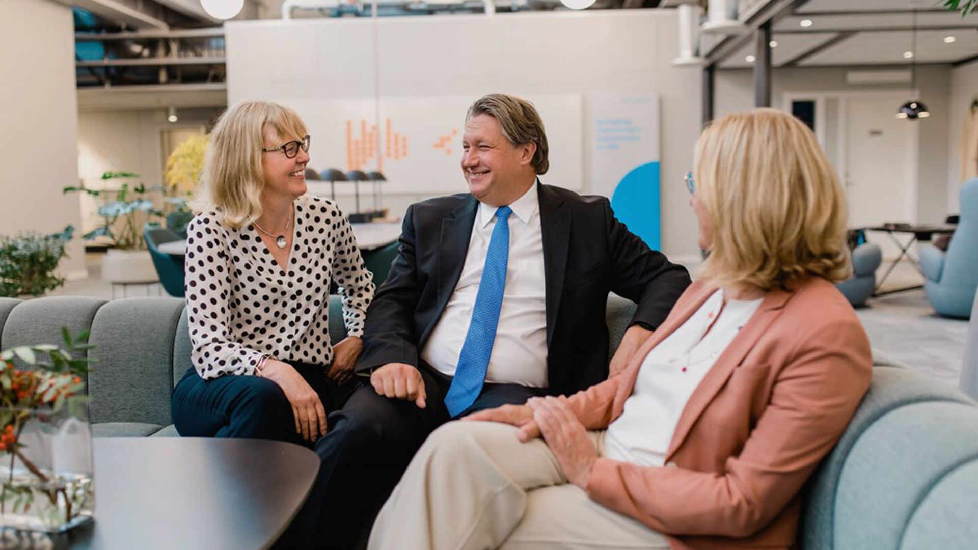 Lena Båvegård, Anders Lindqvist and Charlott Samuelsson having a chat in the Täby office