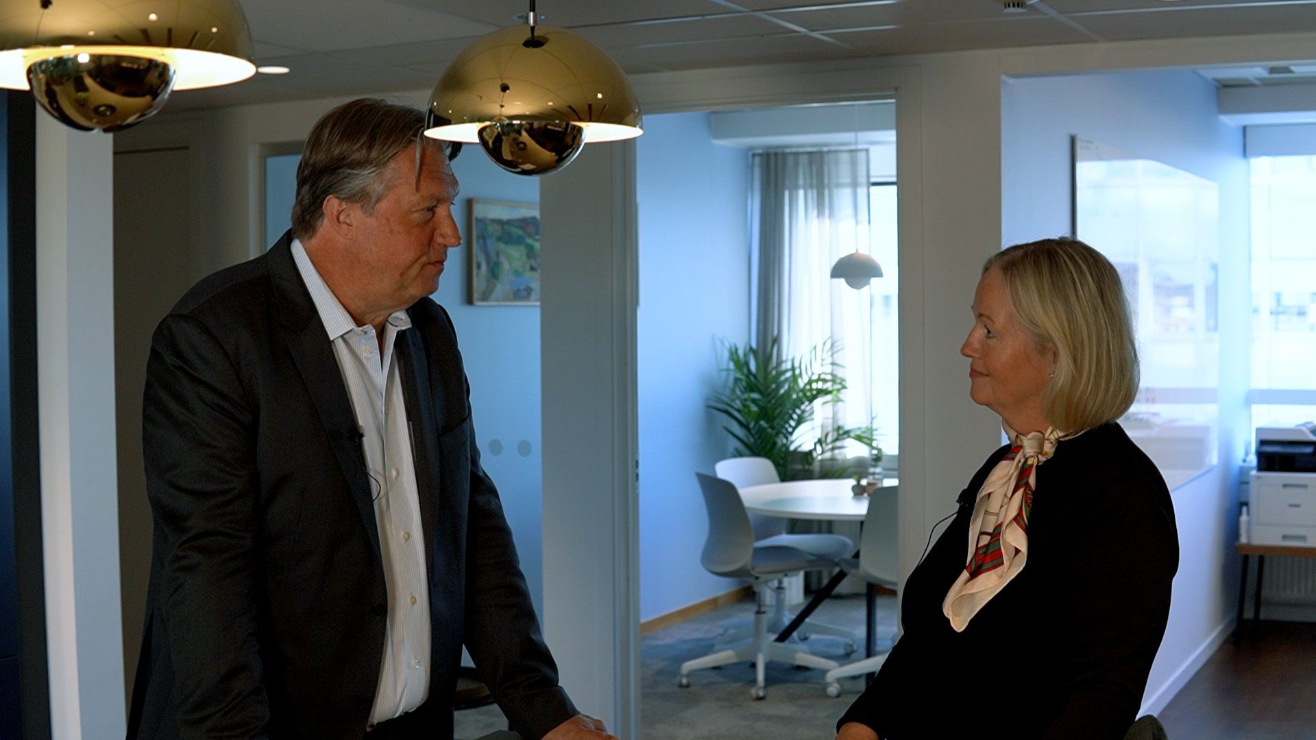 Anders Lindqvist, VD och Elisa Weidlertz, kommunikationsdirektör diskuterar senaste delårsrapporten 2026