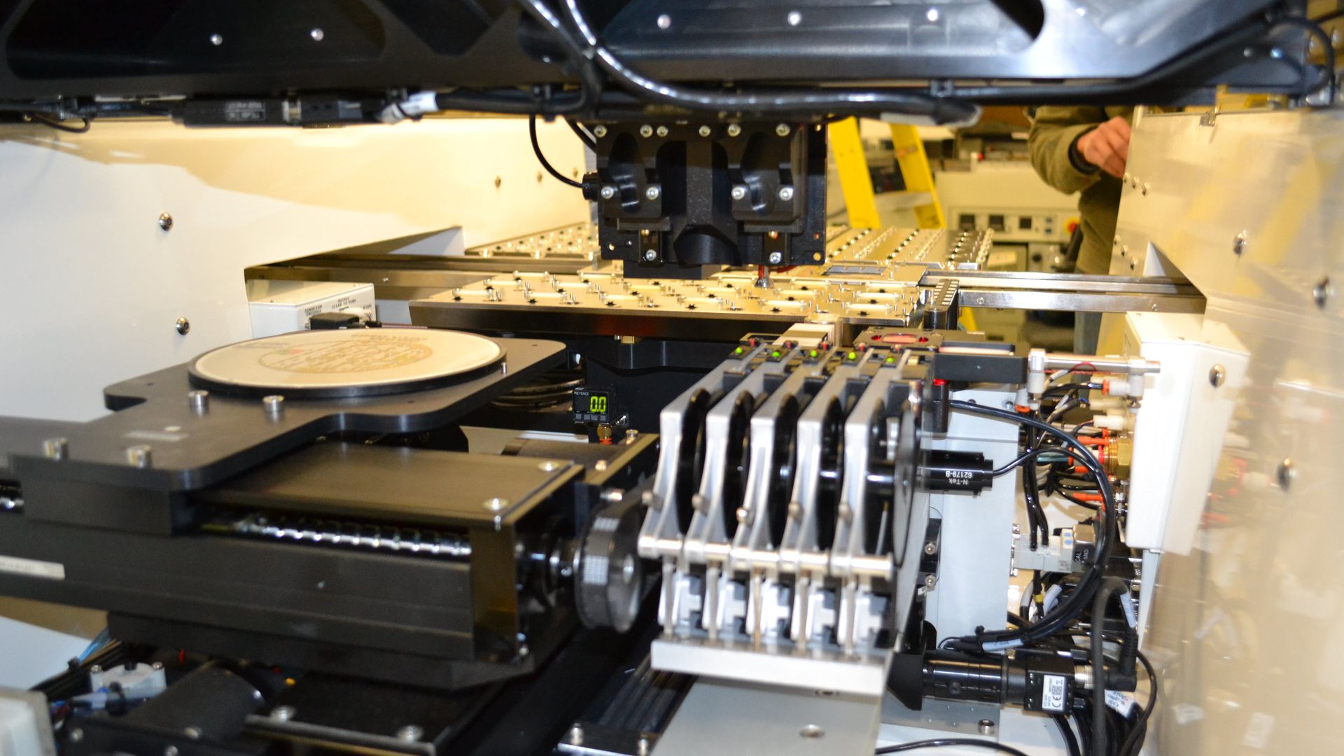 Large flexible work area with wafer, tape and reel, and waffle pack input (1)