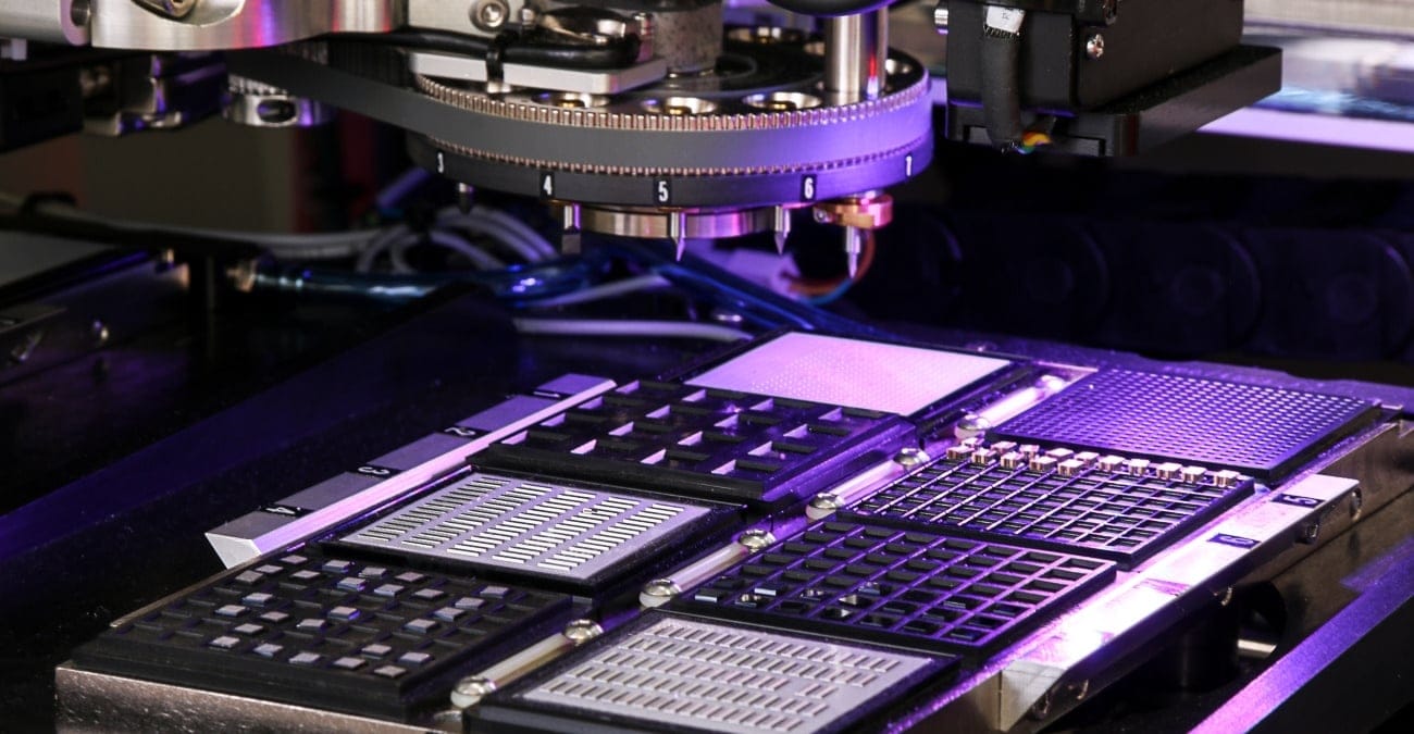 Gantry Mounted Pick and Place Head with Integrated Patented Tool Changer