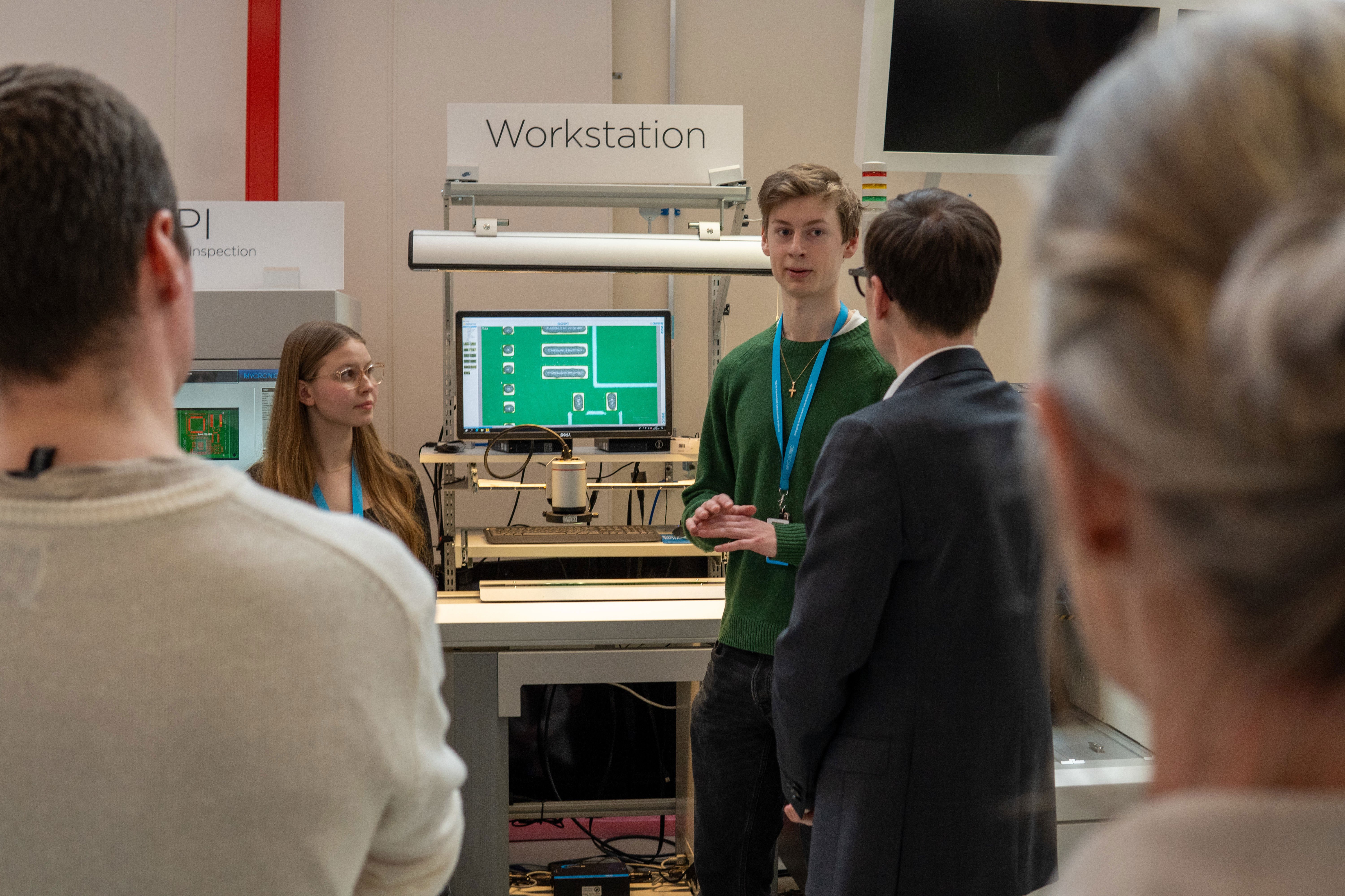 Tekniksprångare in the Mycronic Demo Center at Täby with Swedish Minister for Education