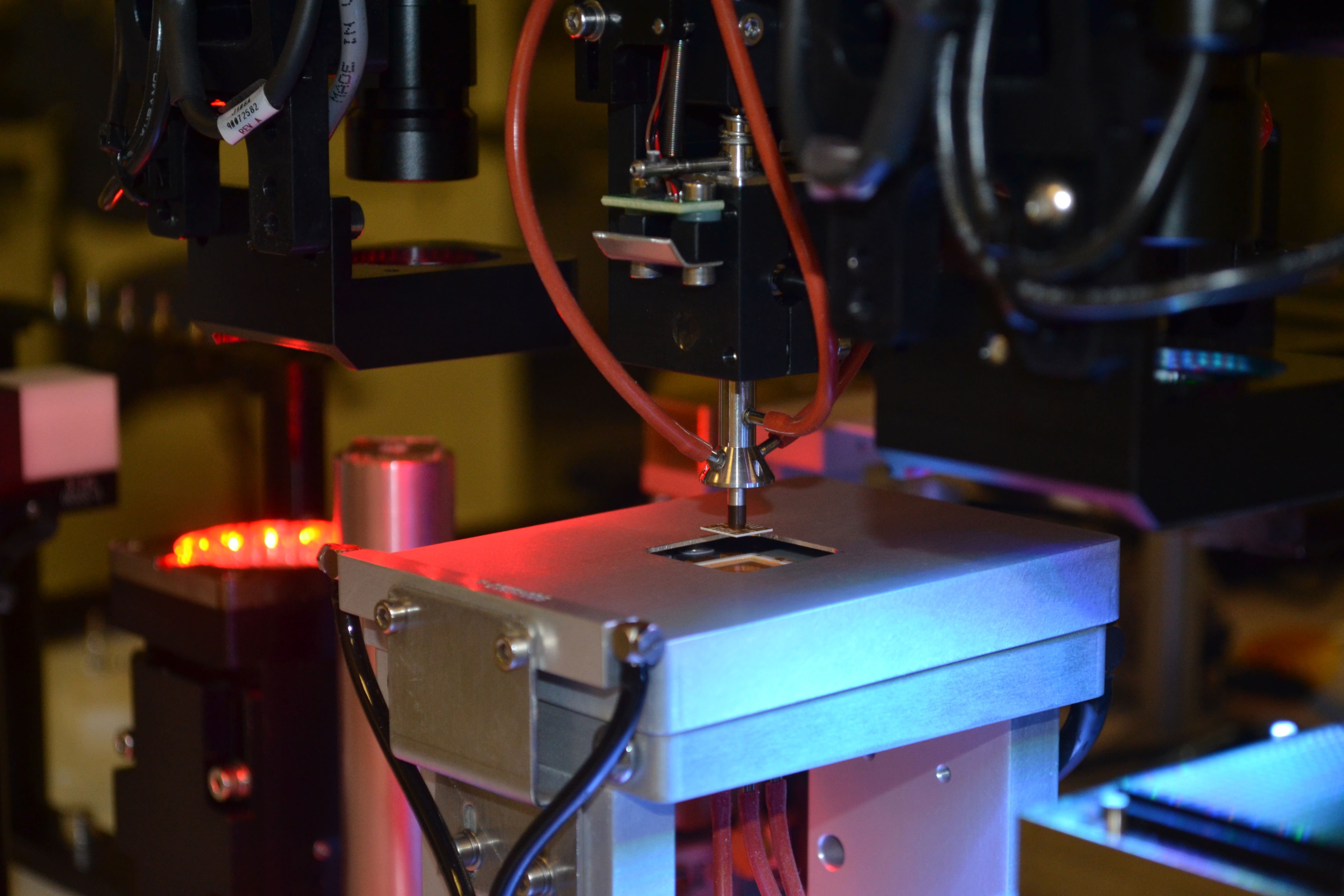 A Pulse-heated, fast-ramp eutectic stage  