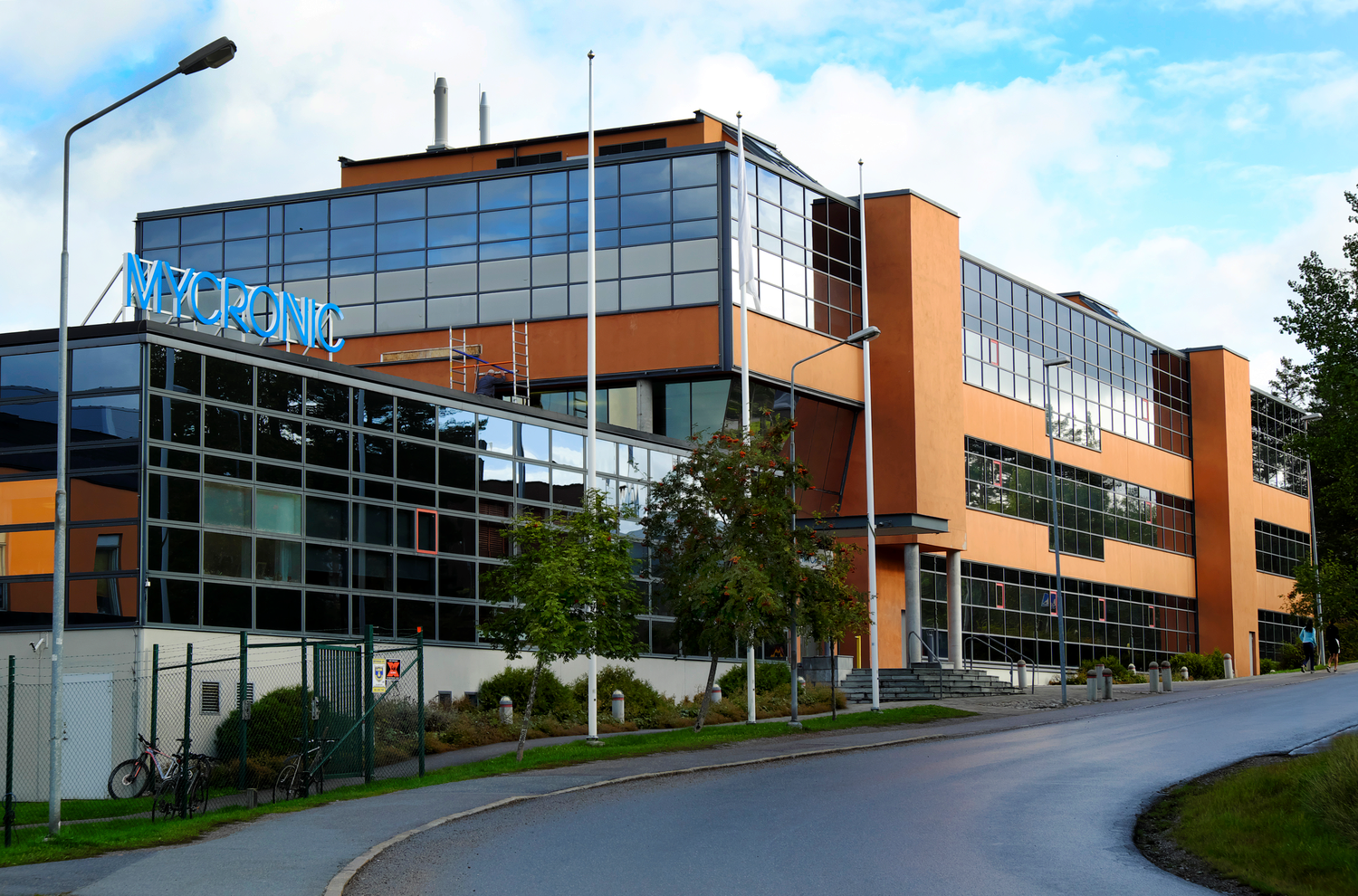 Fakta om Mycronic: Huvudkontoret i Täby, foto taget utifrån.